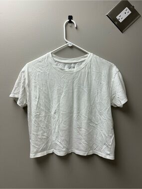 Old Navy Women’s Cropped White Tee Shirt